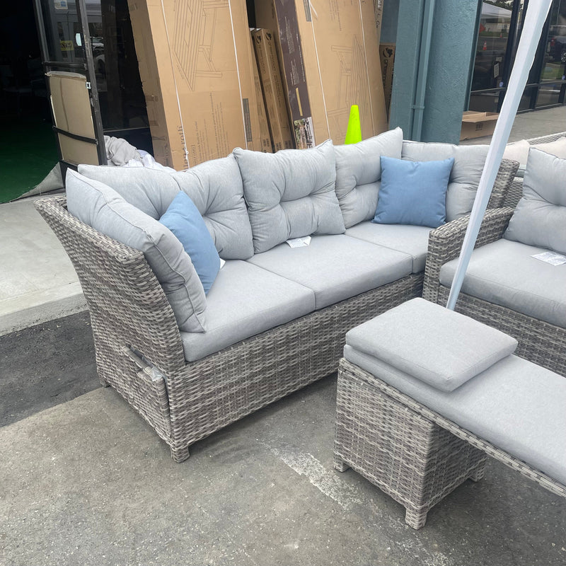 Malia Gray Sectional w/ 2 Ottomans