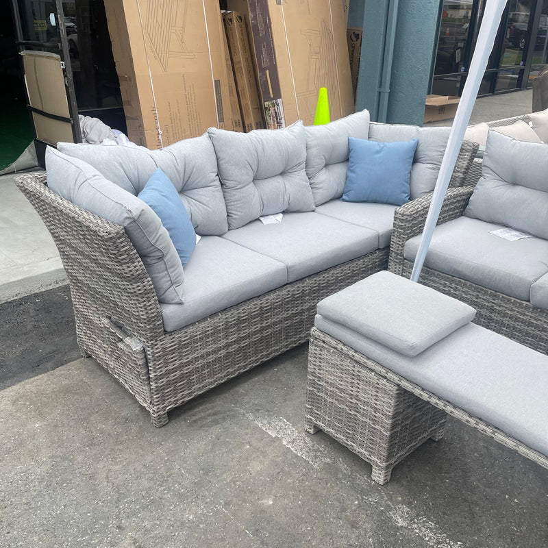 Malia Gray Sectional w/ 2 Ottomans