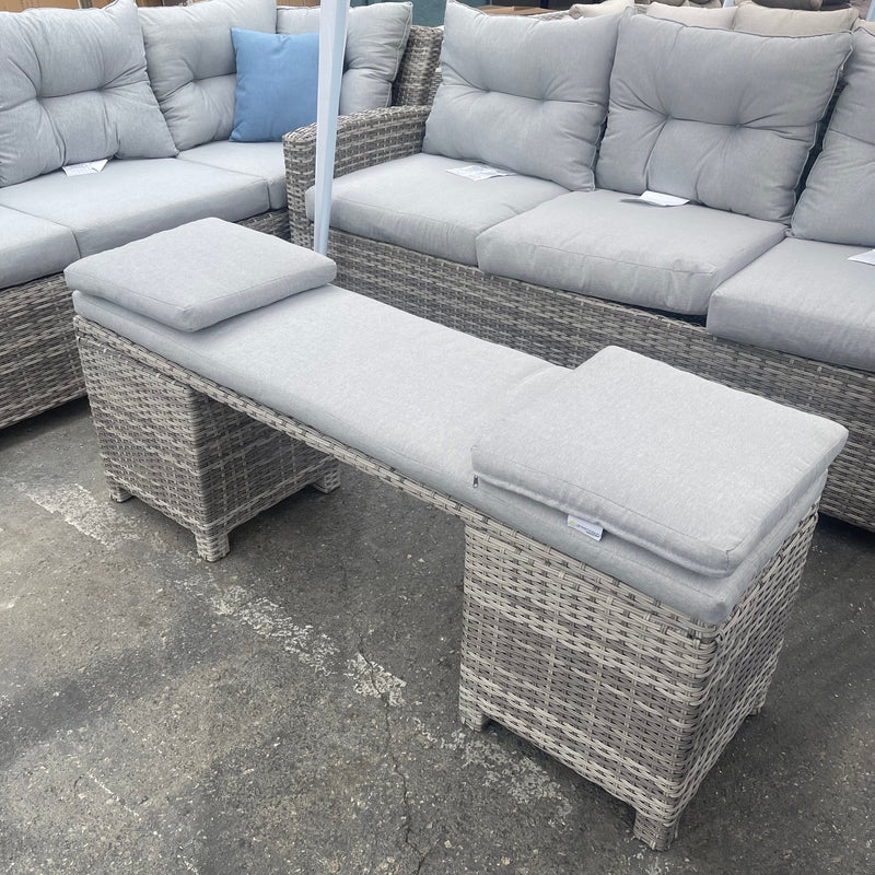 Malia Gray Sectional w/ 2 Ottomans