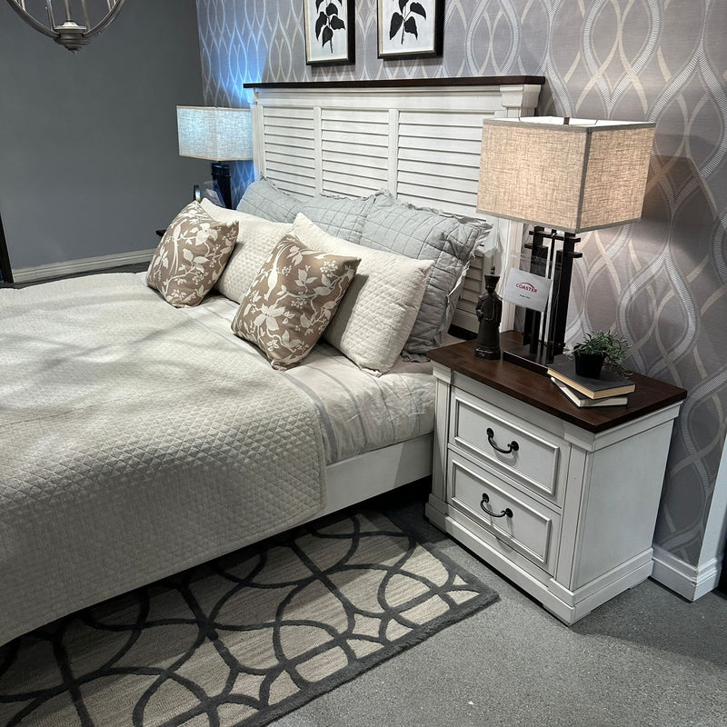 [HOT DEAL] 🔥 Hillcrest Dark Rum & White Queen Panel Bedroom Set